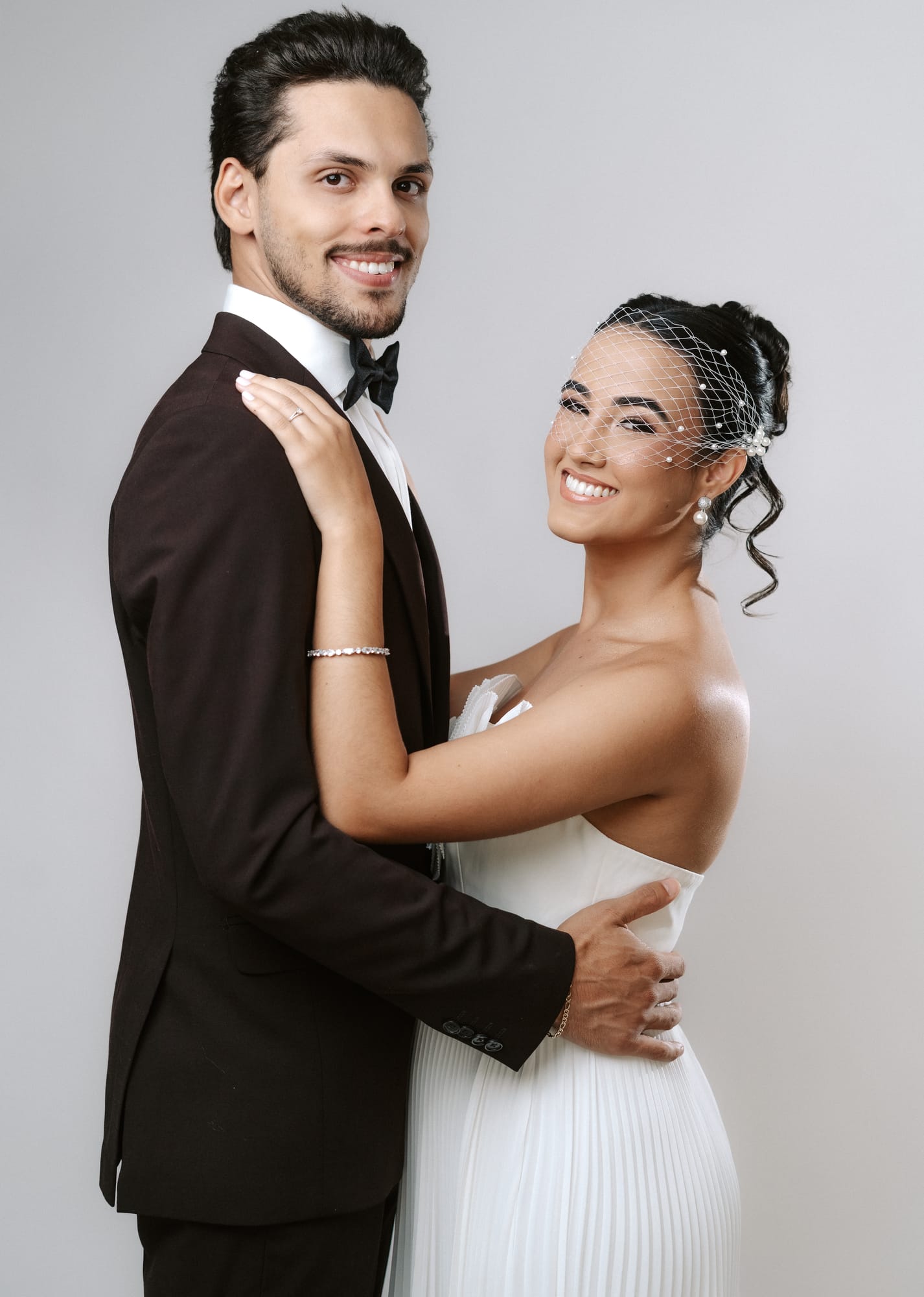 Maria Fernanda e Abraão sorrindo abraçados