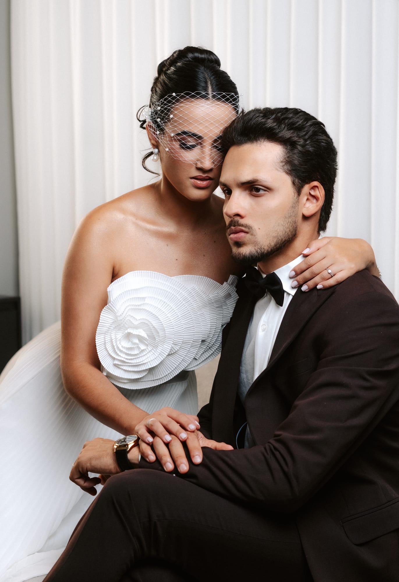 Casal sentado, cabeças encostadas